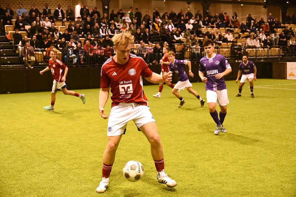 Szene aus dem letzten Jahr zwischen dem TuS Nortorf und VfR Neumünster. @ 2024 Olaf Wegerich