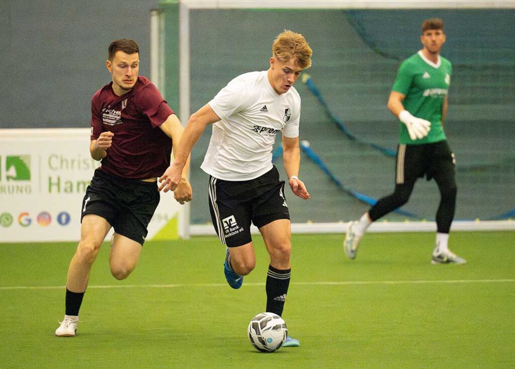 Tarek von Böhlen (re.) unterwegs für den Heider SV beim Nordcup-Hallenmasters am Sonntag in Geesthacht. © 2025 Volker Schlichting
