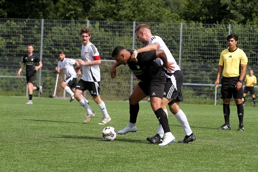 Thorge Jess (re., TSV Kronshagen) gegen Tarek Yassine (TSV Hattstedt) - dieses Duell gab es auch im Rückspiel © 2025 Ismail Yesilyurt