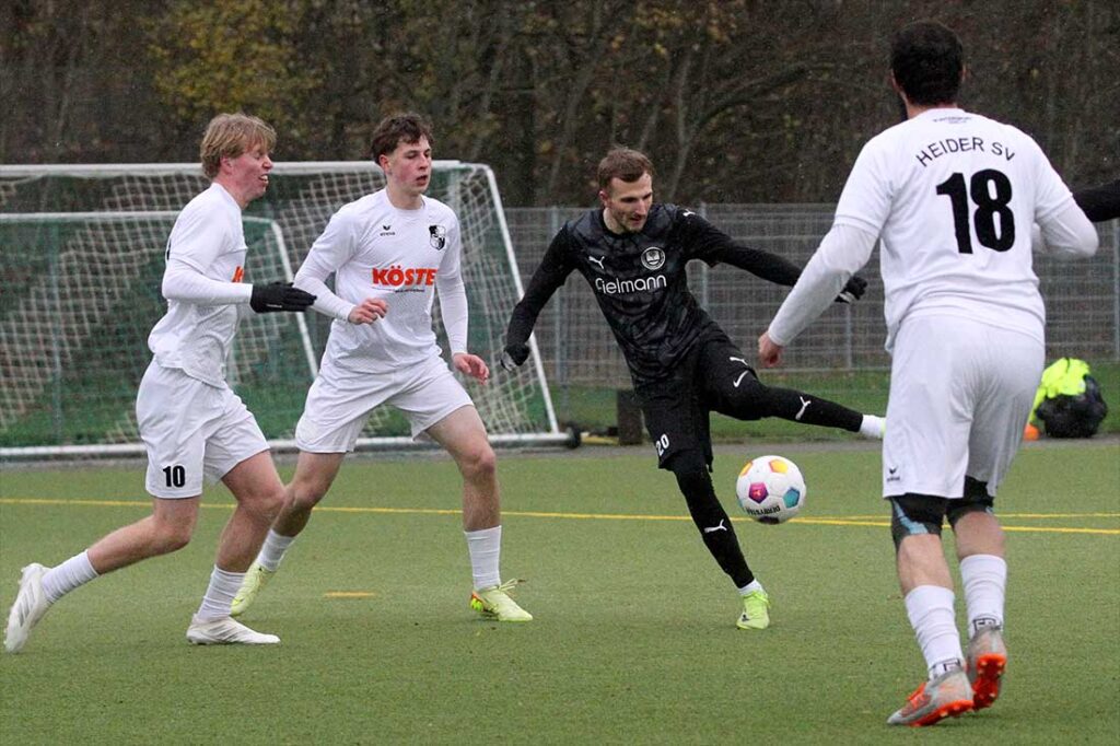 Tim Hartlep (TSV Klausdorf) beim Abschluss in der Heider Box. © 2025 Ismail Yesilyurt