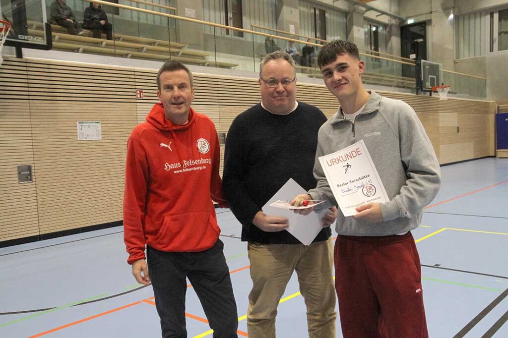 Turnierorganisator Ulrich Schröder (li.) sowie Schulverbandsvorsteher Lutz Schlünsen mit dem besten Torjäger des Turniers Dustin Jacob (U19 TSV Kronshagen). © 2025 Ismail Yesilyurt