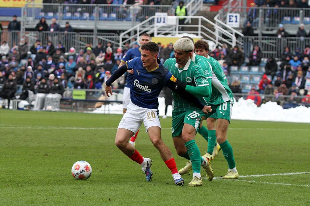 Adrian Kapralik (Holstein Kiel) versucht, sich gegen Aaron Keller (Greuther Fürth) im Strafraum durchzusetzen. © 2026 Ismail Yesilyurt