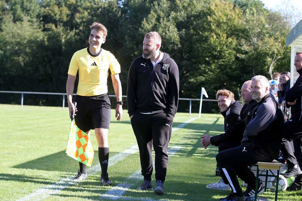 Coach Maik Haberlag (mitte, Eckernförder SV). © 2024 Ismail Yesilyurt
