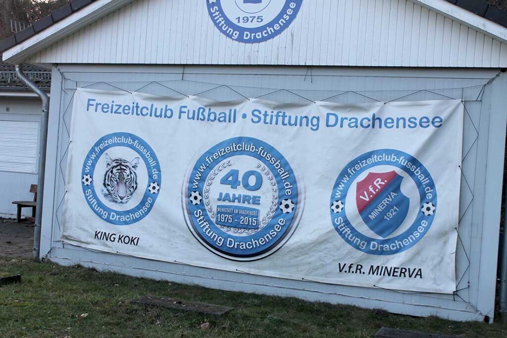 Das neue Sportheim der Drachensee-Stiftung neben dem jetzt abgerissenen Gebäude. Der Name VfR Minerva bleibt als Teil des Drachensee-Freizeitklubs erhalten. © 2026 Helwig Pfalzgraf