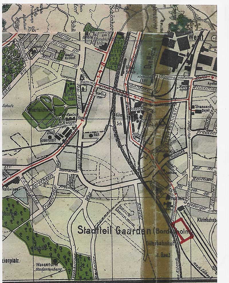 Eintracht und Holstein Kiel im Jahre 1924 im nördlichen Tor des Kleinbahnhofplatzes. Freundlicherweise von Wolfgang Küssner zur Verfügung gestellt. Im Hintergrund die Rückseite der Fröbelschule. © Stadt Kiel