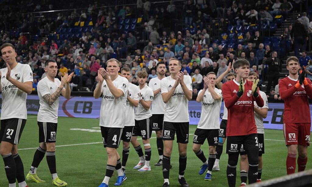 Die Spieler des Heider SV bedanken sich beim LOTTO MASTERS 2025 für die tolle Unterstützung der Fans. © 2025 Volker Schlichting