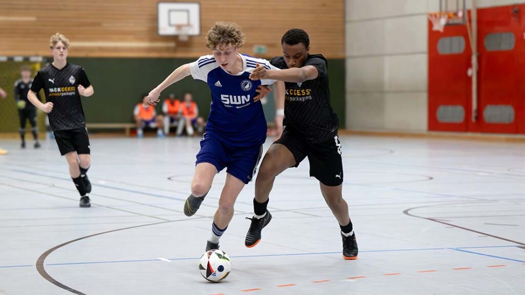 Hier setzt sich der Rasensportler Matteo Keidel (links) gegen Tarrel Ehigie vom Regionalligisten JFV Ahlerstedt-Ottendorf-B-H-H durch. © 2026 VfR Neumünster