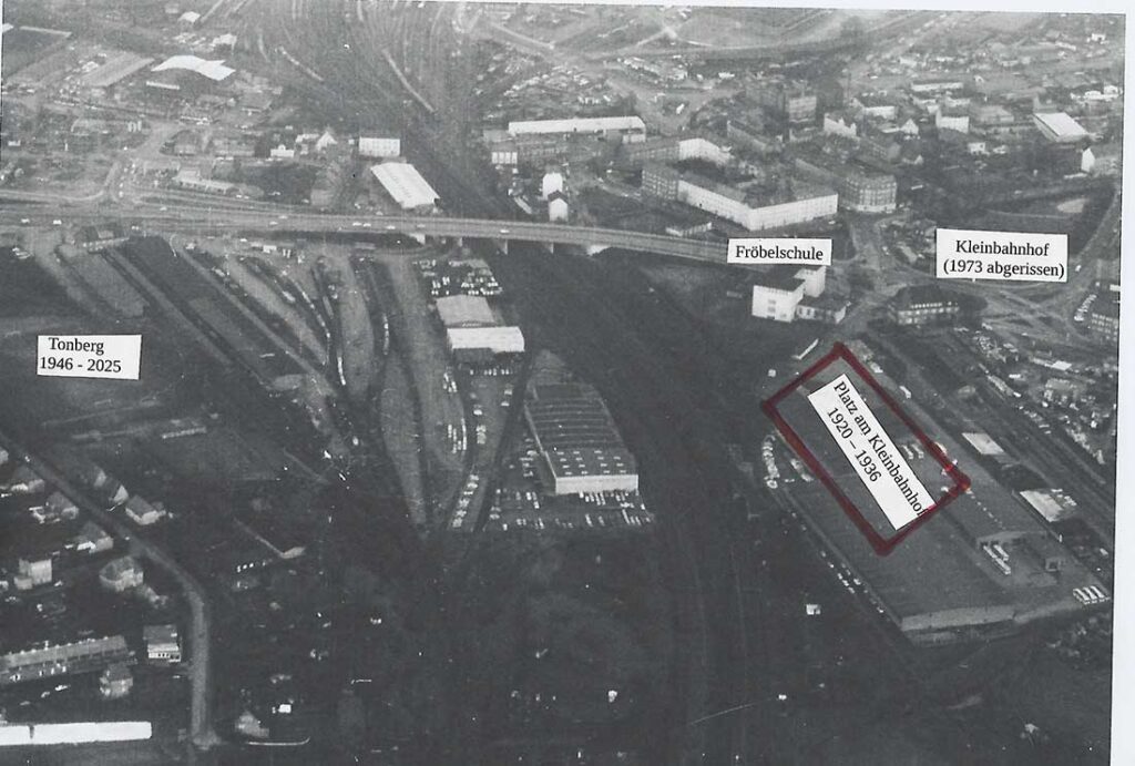 Im Luftbild von 1971 steht der Kleinbahnhof kurz vor dem Abriss, seine Bahnanlagen sind noch vorhanden. Der ehemalige Fußballplatz (lila markiert) ist bereits überbaut. © Stadt Kiel
