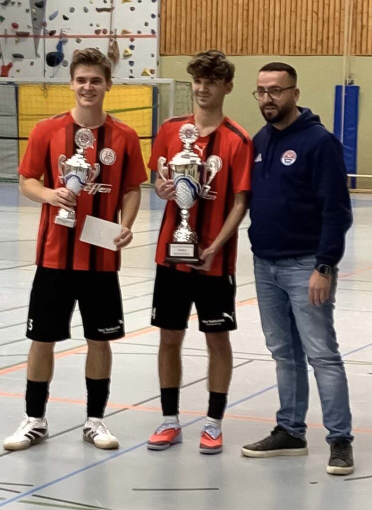 Justus Schröder (li.) mit dem Pokal für den Titel - Benedikt Fimmmit seinem Pokal für den besten Spieler. © 2026 KFV Holstein