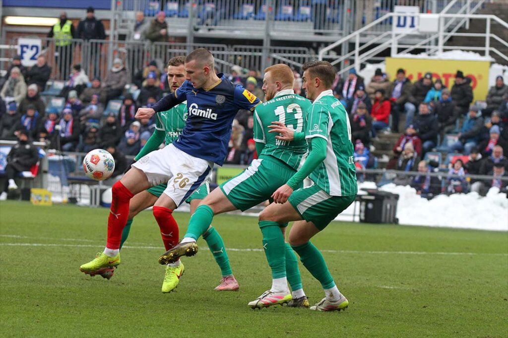 Kein Durchkommen für David Zec (Holstein Kiel) gegen Paul Will, Philipp Ziereis und Felix Higl (Greuther Fürth, v, r. n. l.). © 2026 Ismail Yesilyurt