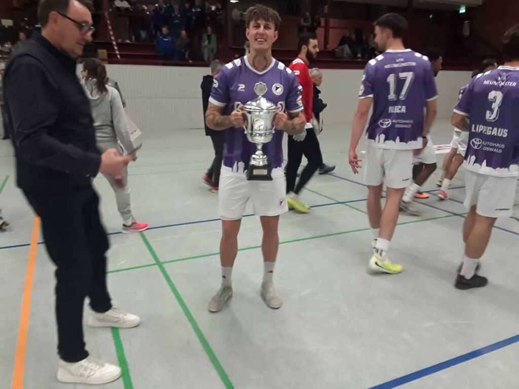 Kenny Korup (VfR Neumünster mit dem Bruns-Neujahr-Cup 2026