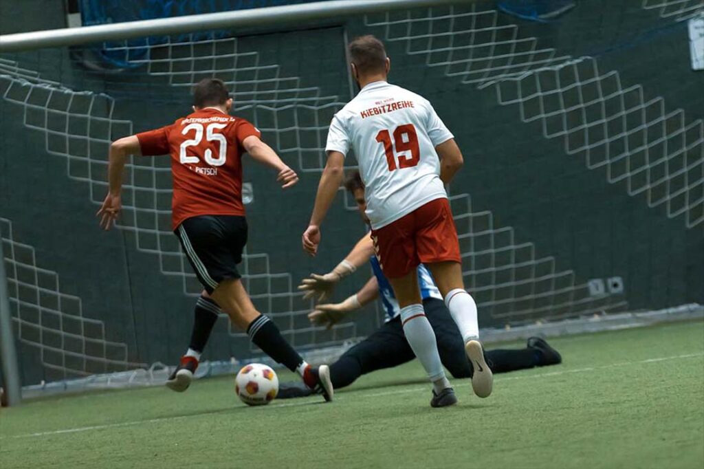 Malte Pietzsch (Kaltenkirchener TS) mit einem Treffer gegen Kiebitzreihe beim Blomberg-Cup 2026.  © 2026 Martin Bläsing