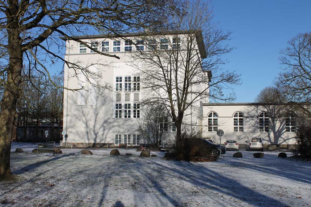 Ungefähr die gleiche Ansicht heute wieder die Rückseite der Fröbelschule, nun ohne Fußballtor. © 2026 Helwig Pfalzgraf