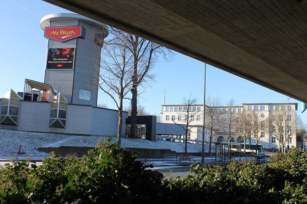 Ungefähr die gleiche Ansicht heute. Statt des Kleinbahnhofs nun die Autowaschanlage. Standort unterhalb der Hochstraße. © 2026 Helwig Pfalzgraf