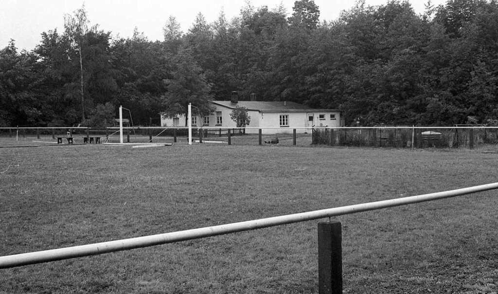 Aus besseren Zeiten: Das bewohnte Minerva-Sportheim an der Hamburger Chaussee 344 im Jahre 1971. Der Platz bekommt neue Tore.. © Magnusson (Stadtarchiv).jpg