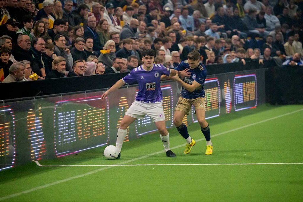 Visar Mehmeti (VfR Neumünster schirmt den Ball im Spiel gegen 1. FC Phönix Lübeck ab. © 2026 Volker Schlichting