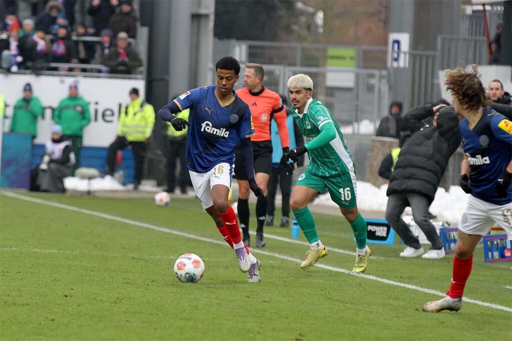 Andu Kelati und Holstein Kiel hatten in Hannover Schwerstarbeit zu verrichten. Nicht nur im Mittelfeld. © 2026 Ismail Yesilyurt