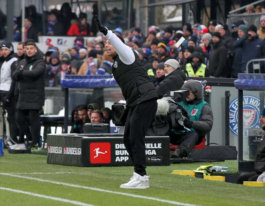 Cheftrainer Marcel Rapp (Holstein Kiel) nahm fünf Veränderungen in der Startelf gegenübervdem Fürthspiel vor. © 2026 Ismail Yesilyurt