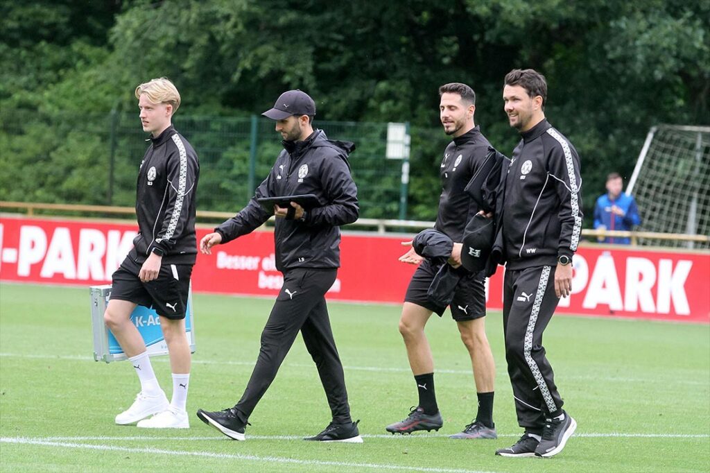 Cheftrainer Willi Weiße (Holstein Kiel II) mit seinem Trainerteam auf dem Weg zum Heimspiel gegen den PSV Neumünster. © 2025 Ismail Yesilyurt.jpg