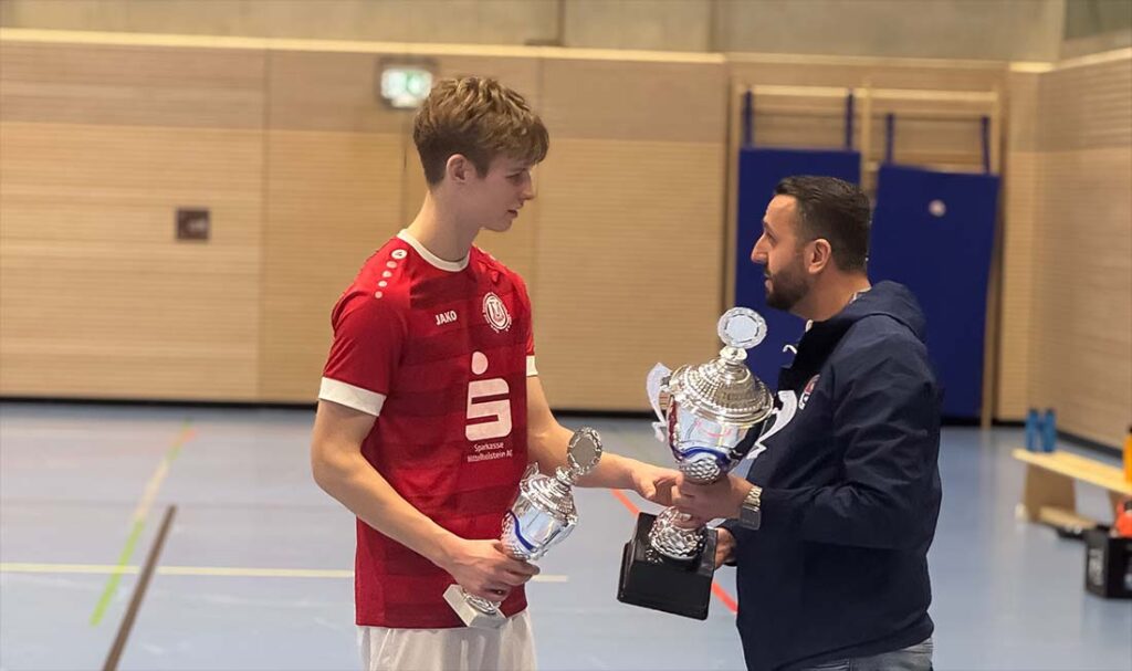 Der 1. Vorsitzende Hakan Yilmaz bei der Übergabe des Siegerpokals an den TuS Nortorf. © 2026 KFV Holstein