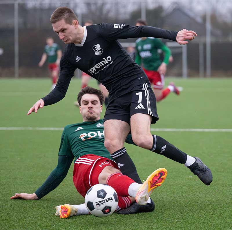 Der Ex-Heider Macius Dahm (MTSV Hohenwestedt) grätscht Marvin Wolf (Heider SV) ab. © 2026 Volker Schlichting