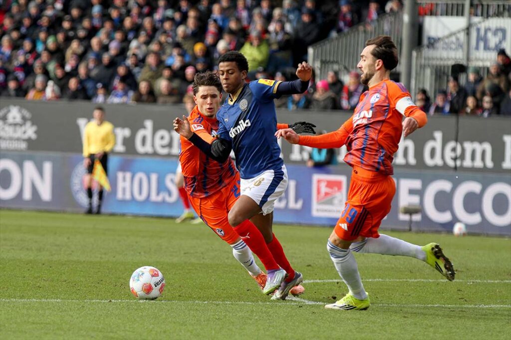 Die Schalker, hier mit Kenan Karaman (re.) und Adil Aouchiche gegen Andu Kelati (Holstein Kiel), pressten sehr gut. © 2026 Ismail Yesilyurt
