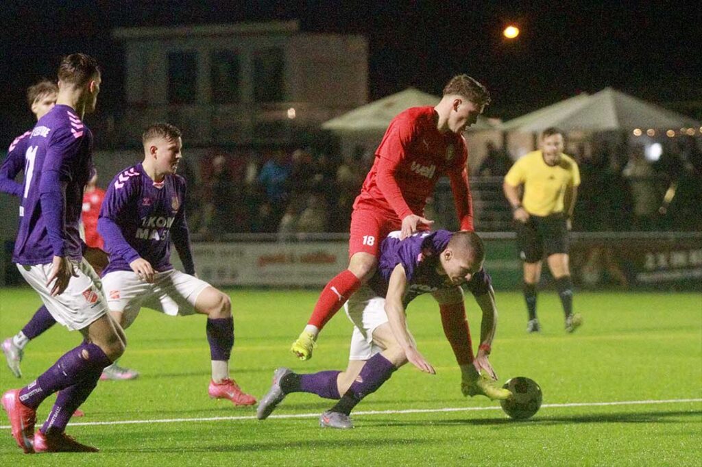 Ein wilder  Ritt und Zweikampf in der Box zwischen Paul Meseberg (Kilia Kiel) und Innenverteidiger Vladyslav Shkuropatov (SV Eichede). © 2026 Ismail Yesilyurt.JPG