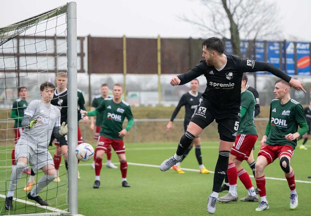 Glück für Keeper Calvin Schultz (MTSV Hohenwestedt). Patrick Storb (Heider SV) trifft den Pfosten. © 2026 Volker Schlichting