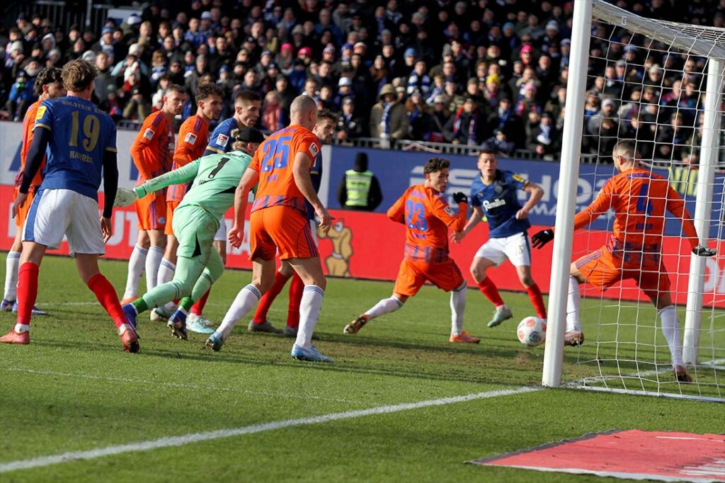 Hasan Kurucay (Schalke 04) klärt auf der Torlinie den Abschluss von Ivan Nekic (Holstein Kiel, im Hintergrund). © 2026 Ismail Yesilyurt