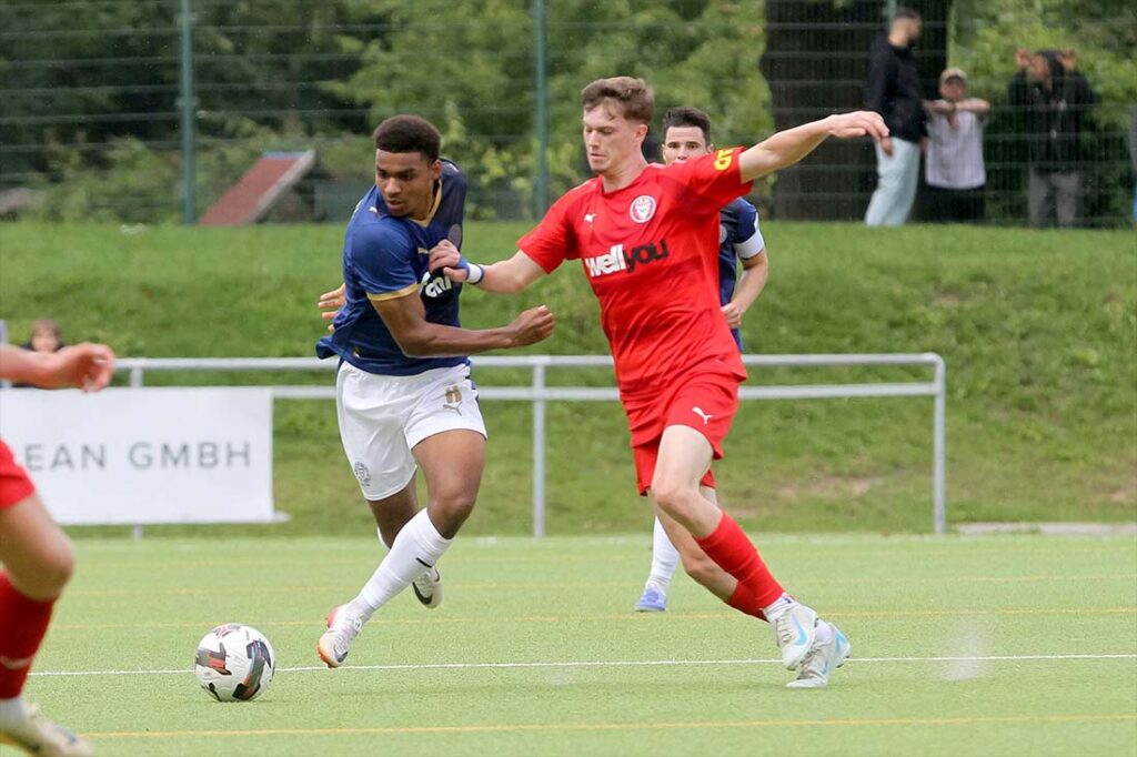 Ikem Ugoh, prägender Akteur von Holstein Kiel II gegen Marvin Müller (Kilia Kiel). © 2025 Ismail Yesilyurt