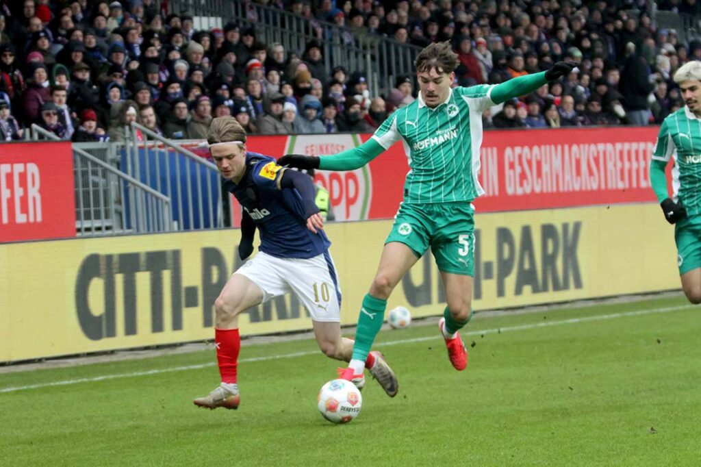 Jonas Therkelsen (li., Holstein Kiel), hier gegen Reno Münz (Greuther Fürth), bekam in Karlsruhe nicht den Elfmeter zu einem möglichen 1-1. © 2026 Ismail Yesilyurt