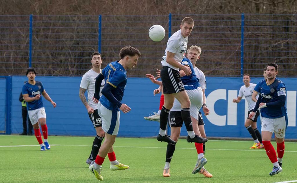 Marvin Wolf (in weiss, Heider SV) hatte eine Chance für die Dithmarscher Jungs gegen die Jungstörche. © 2026 Volker Schlichting