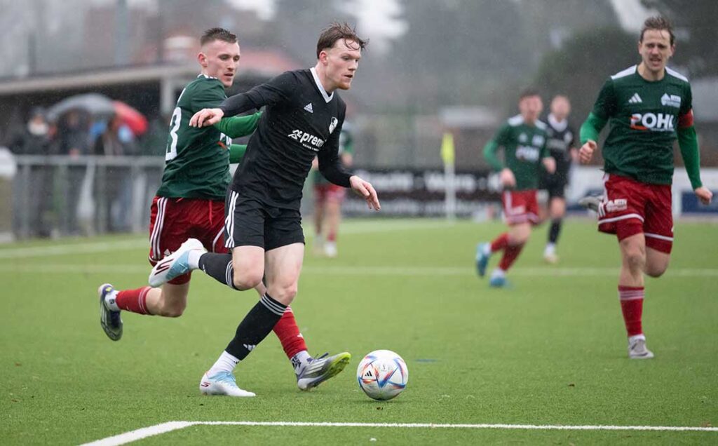 Mathis Harms (Heider SV) setzt sich gegen Felix Ploog (MTSV Hohenwestedt) durch und bereitet das Golden Goal hier vor. © 2026 Volker Schlichting