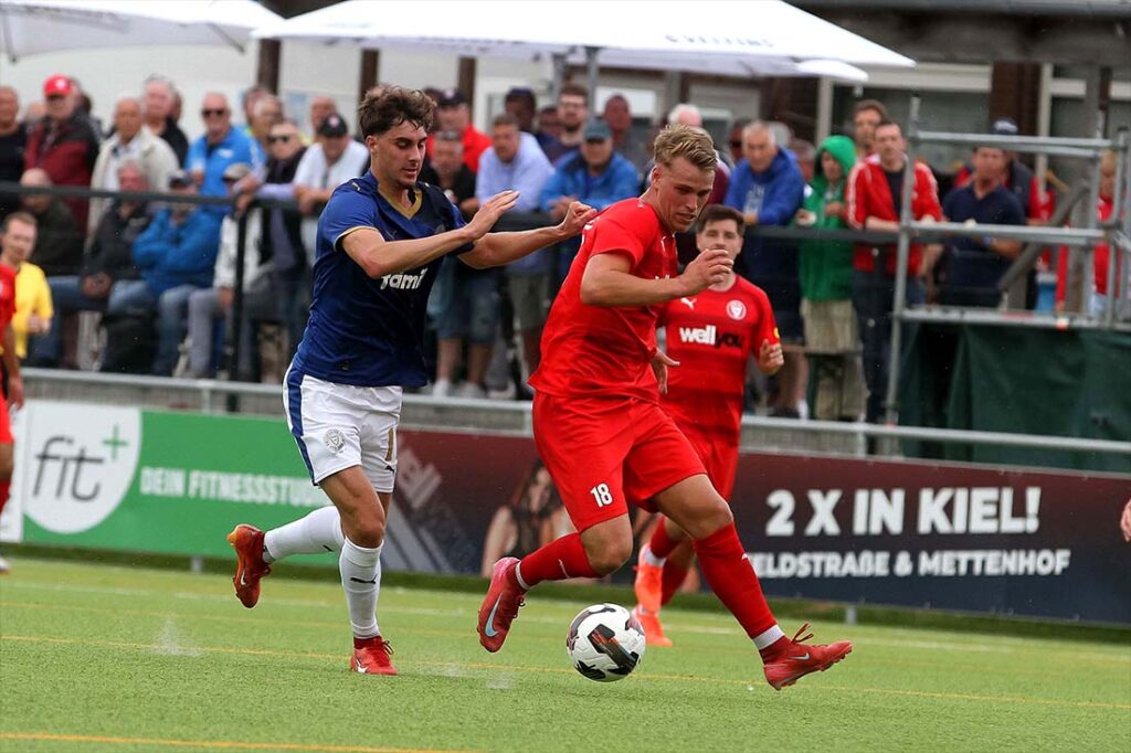 Paul Meseberg (Kilia Kiel) vor Jorden Winter (Holstein Kiel II). © 2025 Ismail Yesilyurt