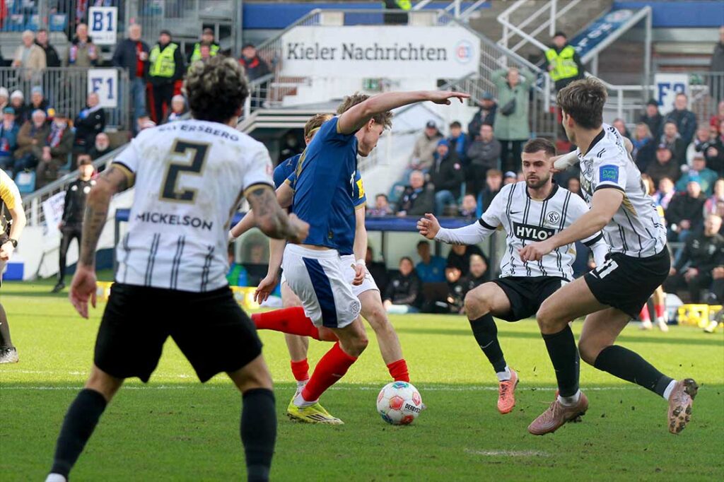 Phil Harres (Holstein Kiel)bei seiner Chance aus der Drehung in der ersten Halbzeit gegen Elversberg. © 2026 Ismail Yesilyurt