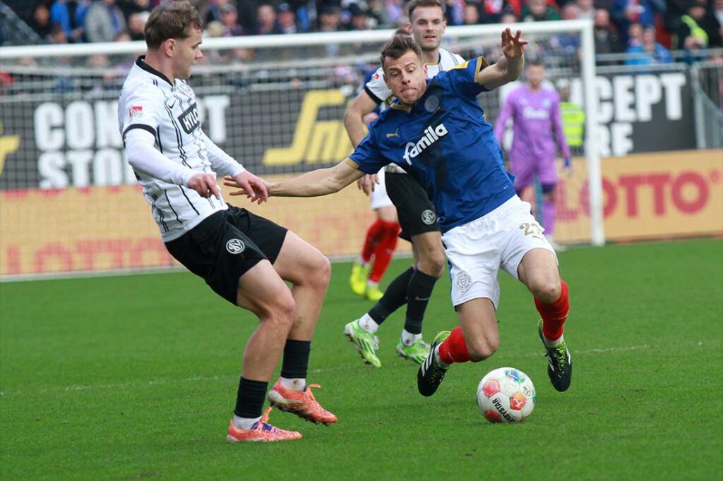 Stefan Schwab (Holstein Kiel) mit Grundtugenden gegen Lasse Günther (SV Elversberg). © 2026 Ismail Yesilyurt