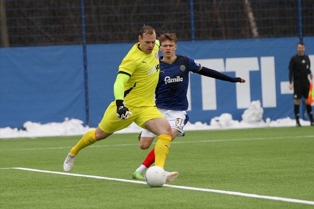 Tom Pachulski (Kilia Kiel) klärt vor Felix Boelter (Holstein Kiel II). © 2026 Ismail Yesilyurt