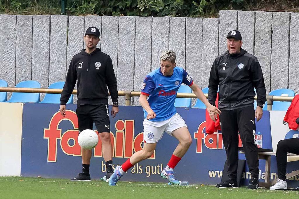 Willi Weiße (li., Holstein Kiel II) in der regionalliga-Partie gegen Eintracht Norderstedt. © 2024 Ismail Yesilyurt