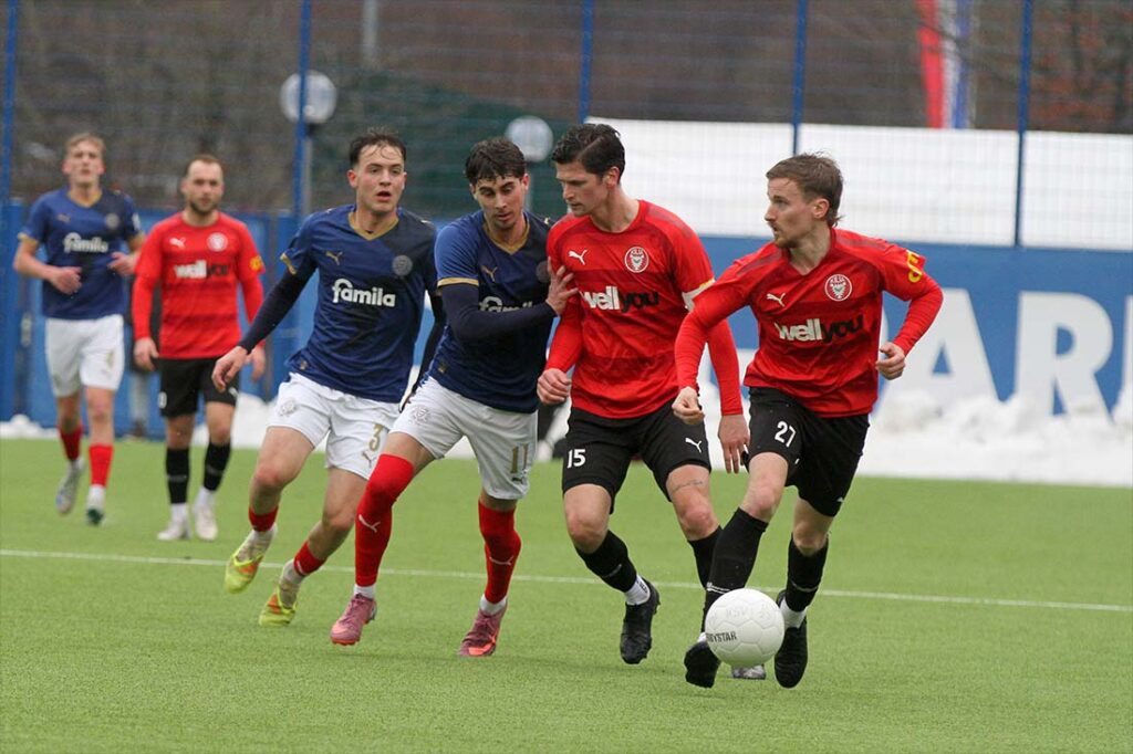 Yannik Jakubowski (re.) und Florian Foit (Kilia Kiel) lassen Jorden Winter (Holstein Kiel Ii) und Leon Pardzi (li.) nicht an den Ball.  © 2026 Ismail Yesilyurt