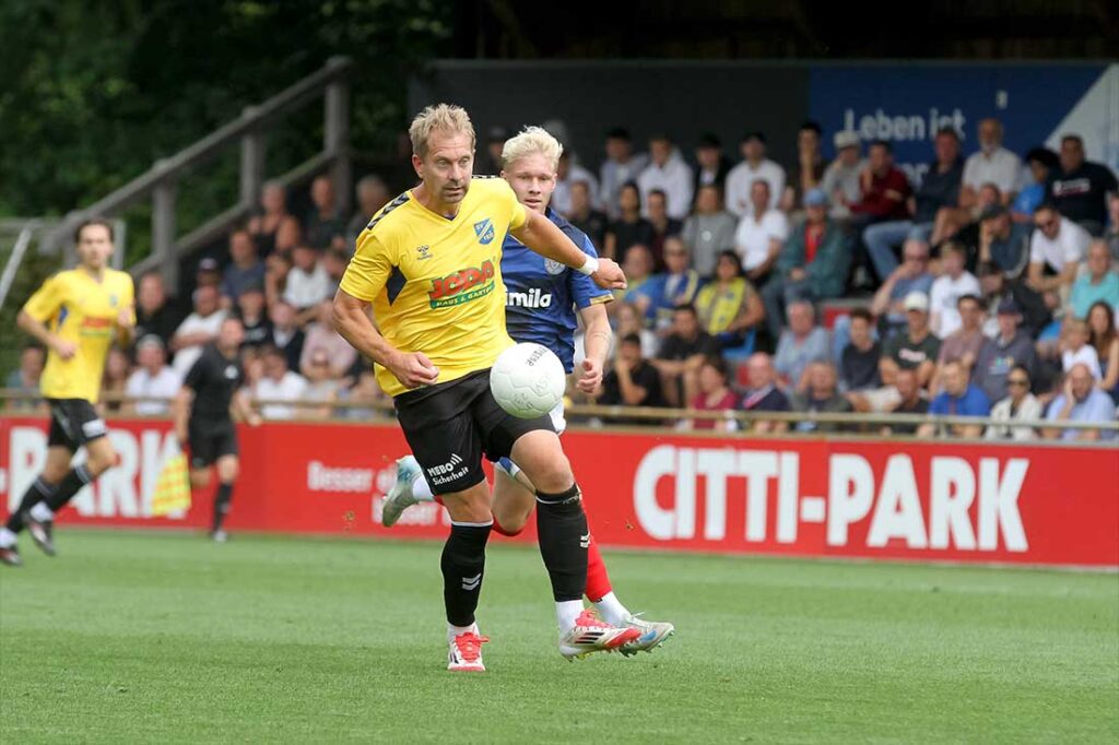 Abwehrspieler Christian Rave (SV Todesfelde) und Co hatten in der ersten Hälfte gegen Holstein II Schwerstarbeit zu verrichten. Foto aus dem Hinspiel. © 2025 Ismail Yesilyurt