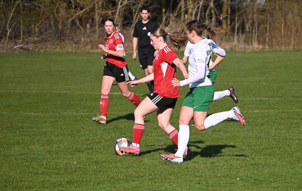 Alina Ecberger (SG NieBar) gegen Sarah Koch (Eichholz). © 2026 Olaf Wegerich
