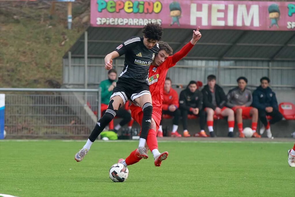 An Pascal Polonski (Inter Türkspor Kiel) kommt man nicht einfach vorbei. Malek El Shaikh (1. FC Phönix Lübeck II) probiert es. © 2026 Ismail Yesilyurt
