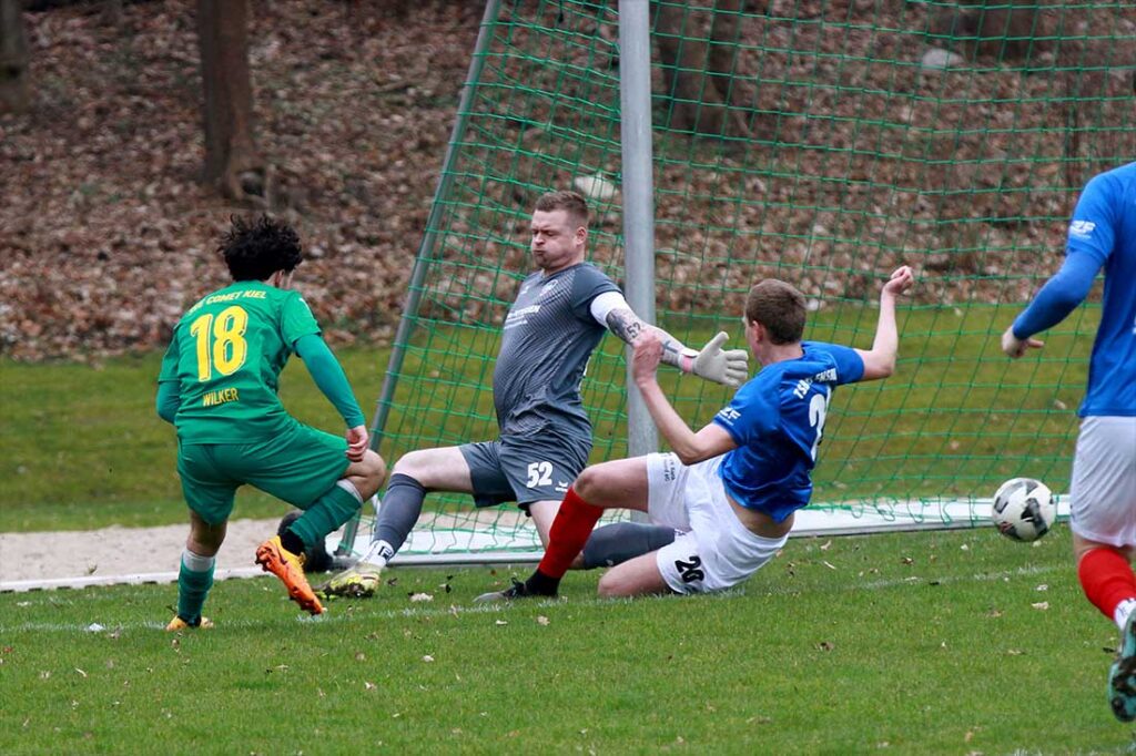 Anis Assmeur (li., SVE Comet Kiel) mit dem 1-0 gegen den TSB Flensburg. © 2026 Ismail Yesilyurt