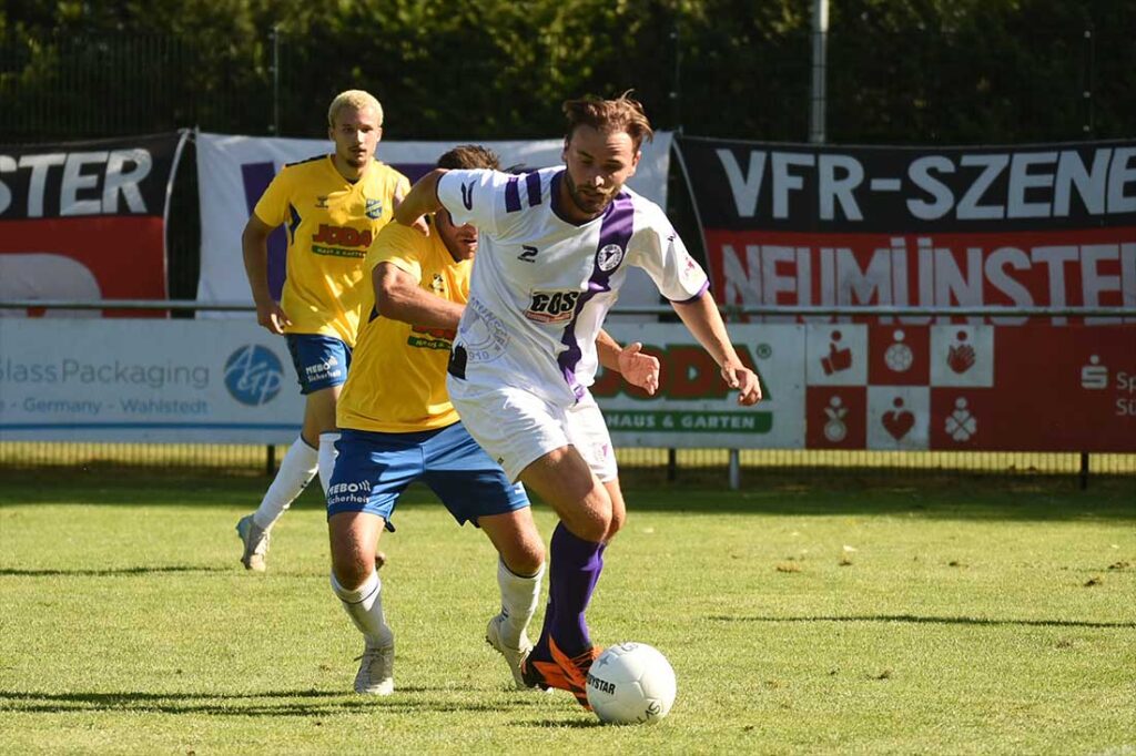 Auf Defensivspieler Christoph Kahlcke (VfR Neumünster) wartet gegen den SV Todesfelde sicherlich viel Arbeit. © 2025 Olaf Wegerich