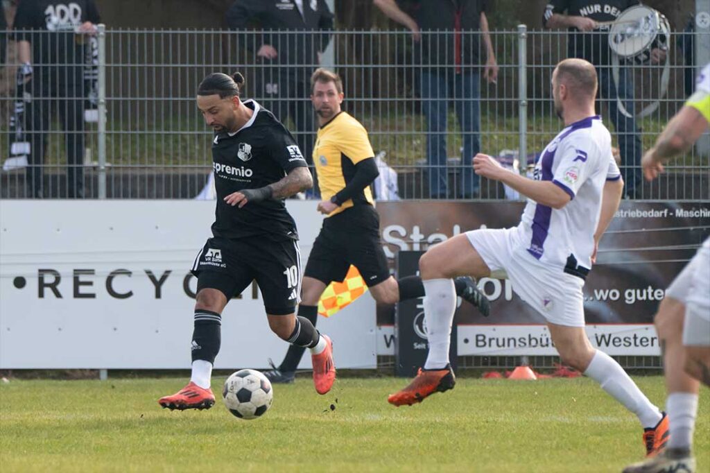 Azat Selcuk (Heider SV) gegen Christoph Kahlcke (VfR Neumünster). © 2026 Volker Schlichting