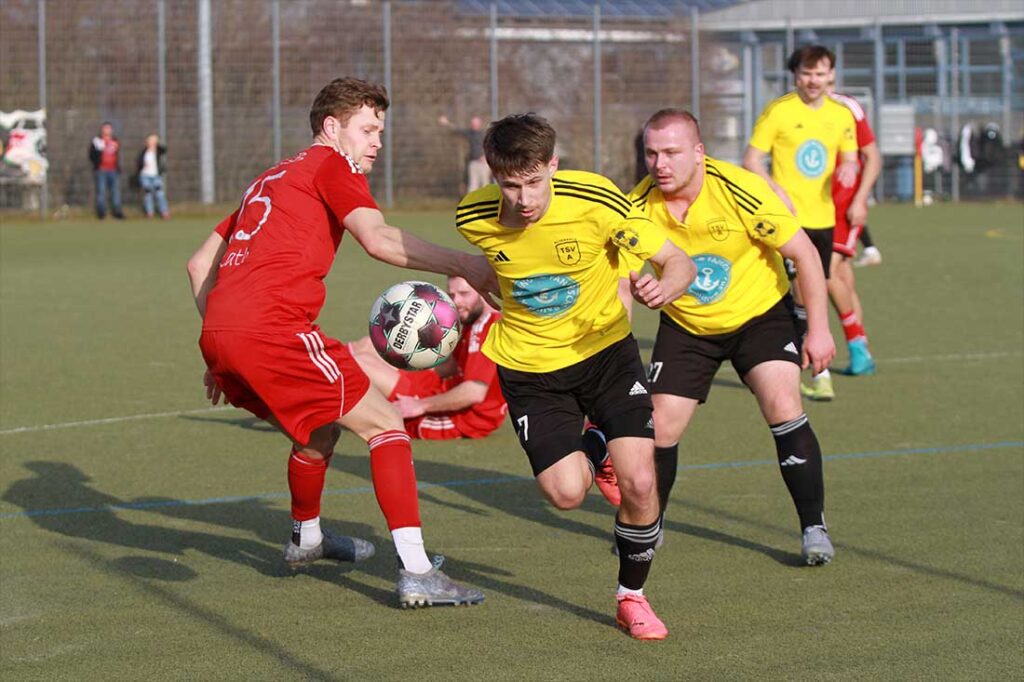 Bei Ballgewinn ging es beim TSV Altenholz gegen Sarau-Bosau schnell nach vorne - hier startet Mats Ellwanger seinen Turbo. . © 2026 Ismail Yesilyurt