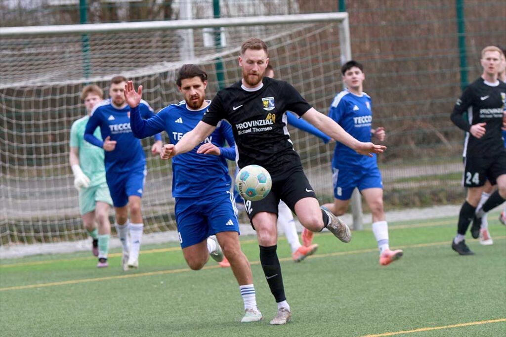 Bei Torge Ebsen, hier vor Salih Ramo (SpVg Eidertal Molfsee), und dem SV Dörpum stimmte der Kampf wie immer. © 2026 Ismail Yesilyurt