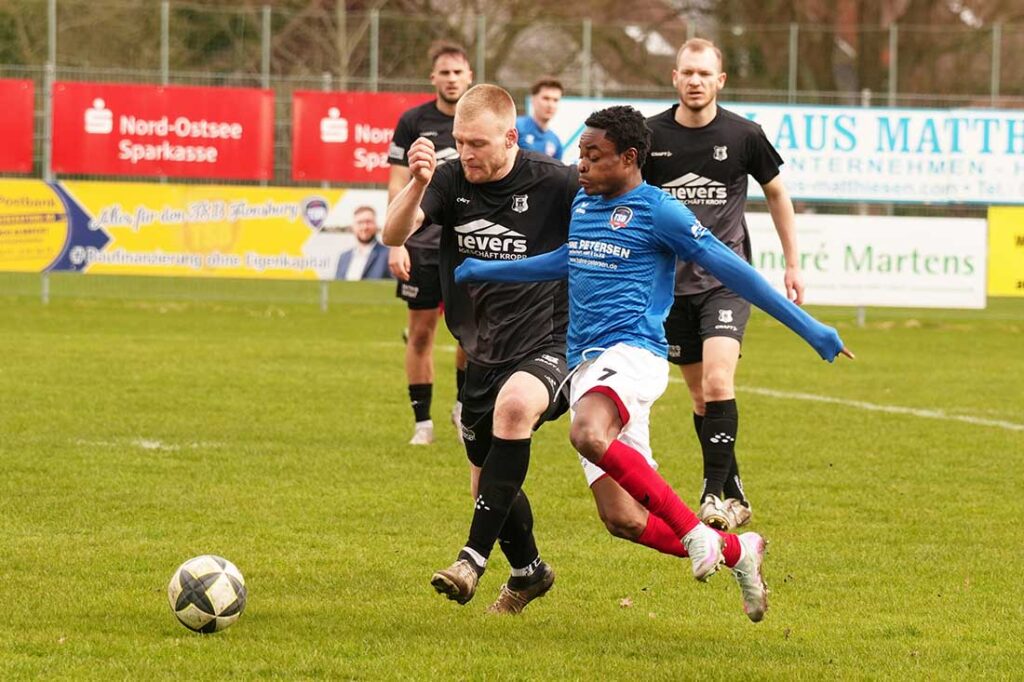 Bennet Kwame (TSB Flensburg) gegen Malte Clausen (li., Eckernförder SV). © 2026 Jacqueline Röder