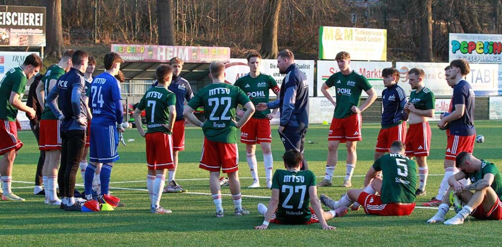 Brainstorming nach dem Spiel bei Inter Türkspor Kiel, in dem die Hohenwestedter um Trainer Arend Müller  ihre Normalleistung nicht abrufen konnten.  © 2026 Ismail Yesilyurt