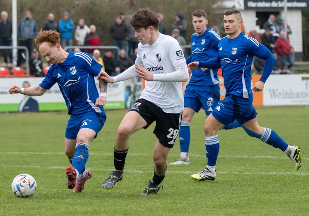 Cedric Nielsen (li., TuS Rotenhof) auf ungewohnter Position als Linksverteidiger gegen Mats Schaller (Heider SV). © 2026 Volker Schlichting
